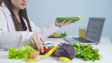 Ein-Ernährungsberater,-Der-Ein-Ernährungsprogramm-Mit-Gemüse-Erstellt.